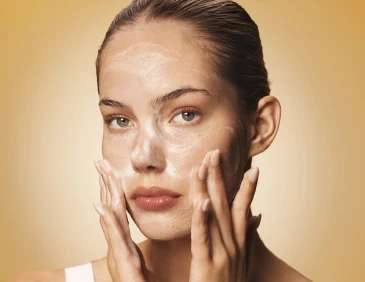 Visuel d'une jeune femme utilisant des produits LH/Skin